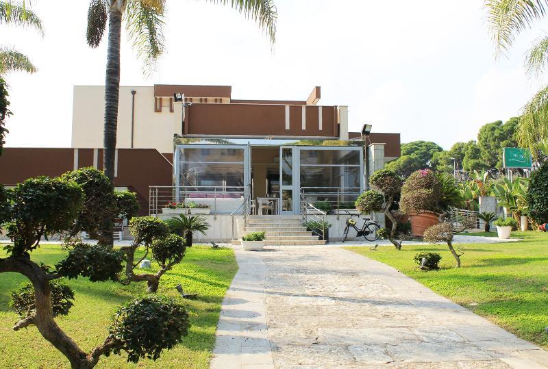 No Tag Urban Hotel تراني المظهر الخارجي الصورة
